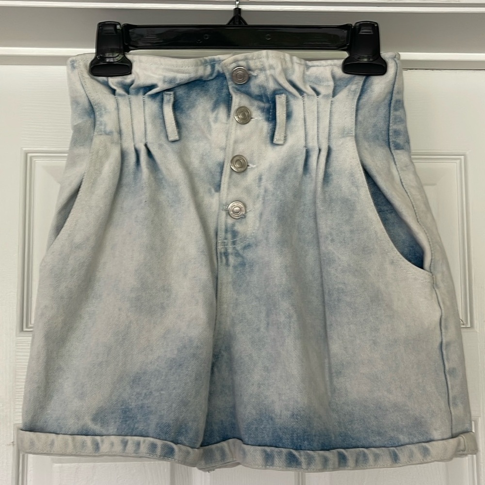 Zara - high waisted light washed blue jean shorts - button fly - size XS